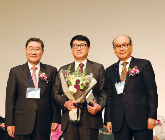대웅이 후원하고 서울특별시병원회가 수여하는 제10회 '대웅 병원경영혁신대상'에 김홍주 인제대학교 상계백병원장이 선정됐다. 김홍주 병원장(가운데)이 수상 후 김갑식 서울특별시병원회장(왼쪽) 및 정난영 대웅 고문(오른쪽)과 함께 기념사진을 촬영하고 있다.(사진 대웅 제공)